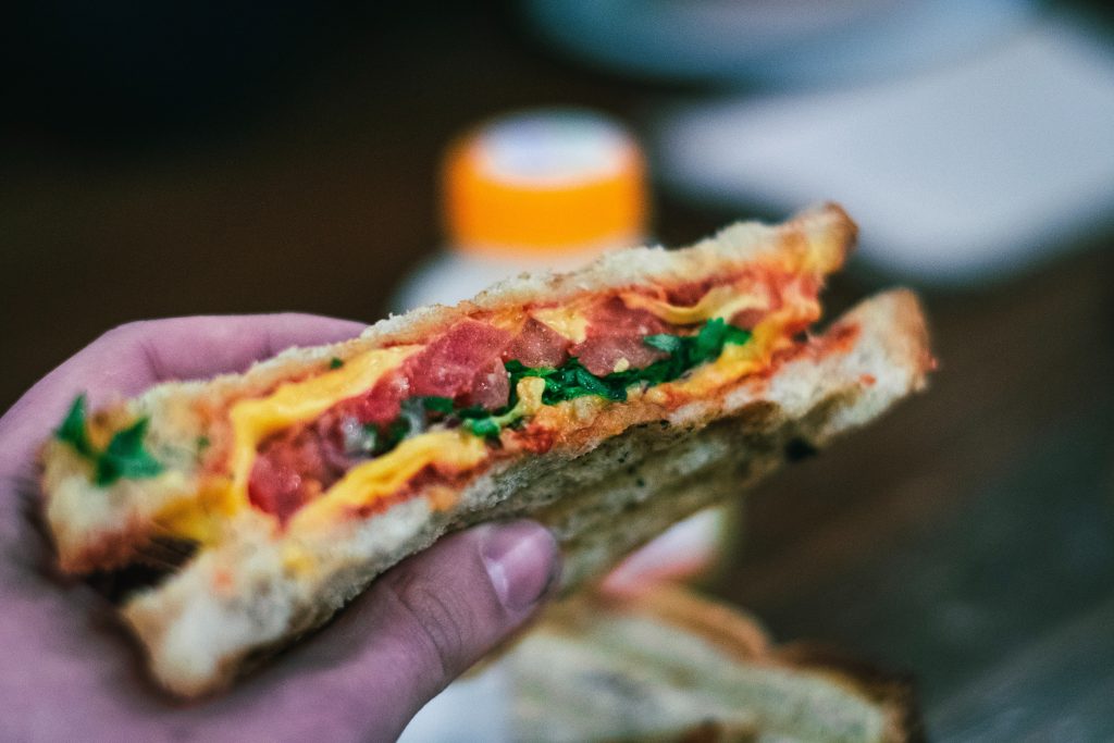 Gros plan sur un sandwich fait de produits locaux, au Chelsea Market de New-York