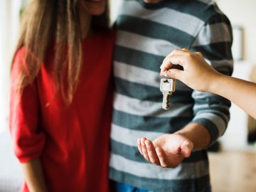 Couple qui reçoit les clés de son nouveau logement avant son déménagement