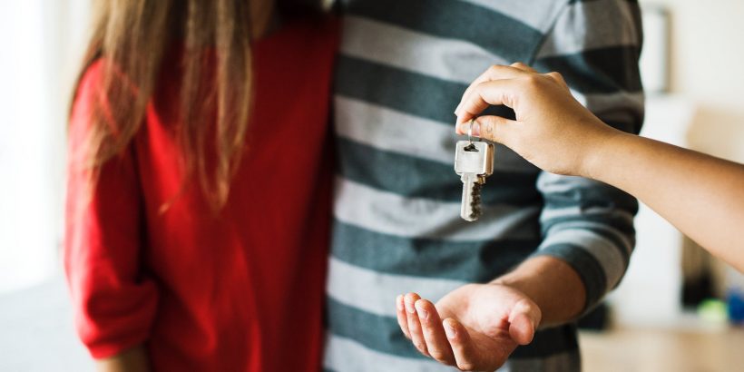 Couple qui reçoit les clés de son nouveau logement avant son déménagement