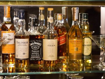 Bouteilles de whisky de marques différentes posées côte à côte