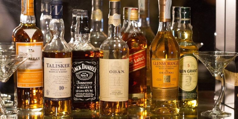 Bouteilles de whisky de marques différentes posées côte à côte