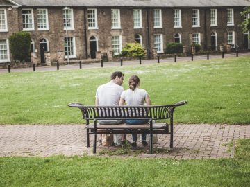 Un couple sur un bancs