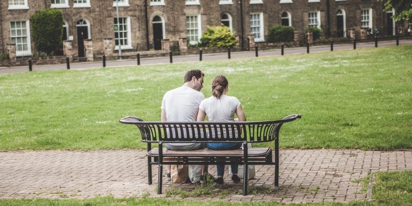 Un couple sur un bancs