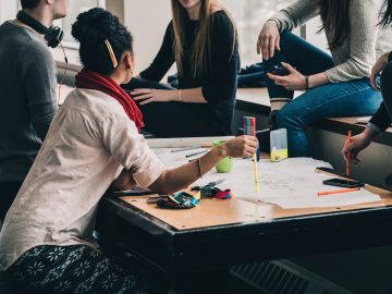 Groupe d'étudiants assis autour d'une table en train de travailler