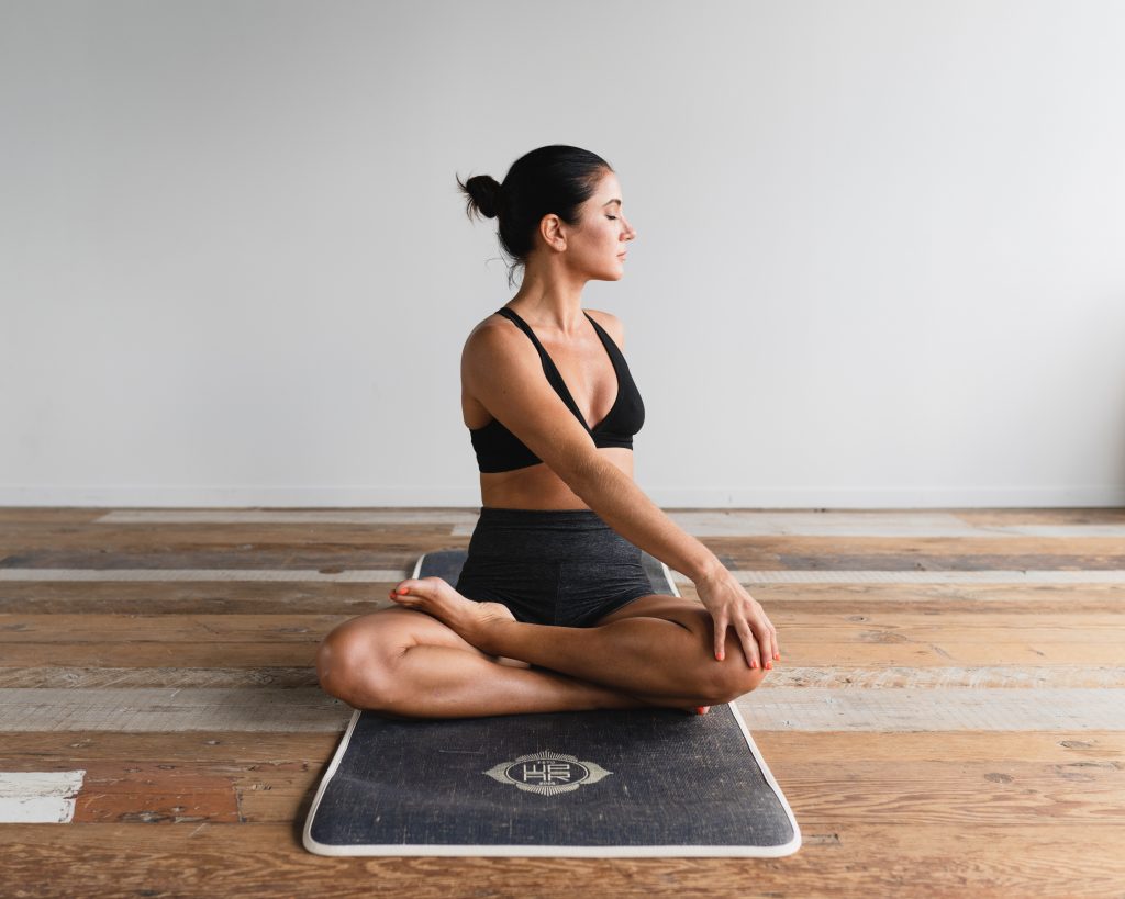 Une femme en posture de yoga pour étirements