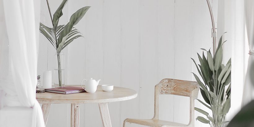 pièce en parquet clair avec table et chaise blanches et luminaire design