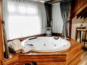 spa dans un abri en bois