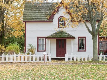 maison entourée d'une clôture en bois