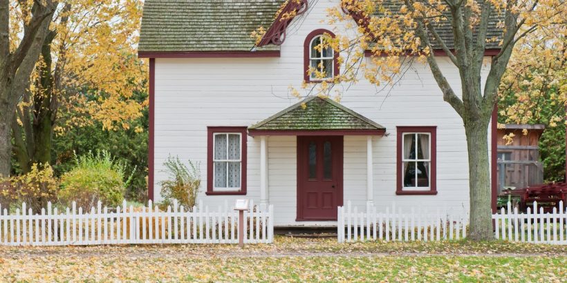 maison entourée d'une clôture en bois