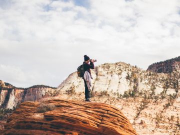 personne qui prend des photos dans la nature