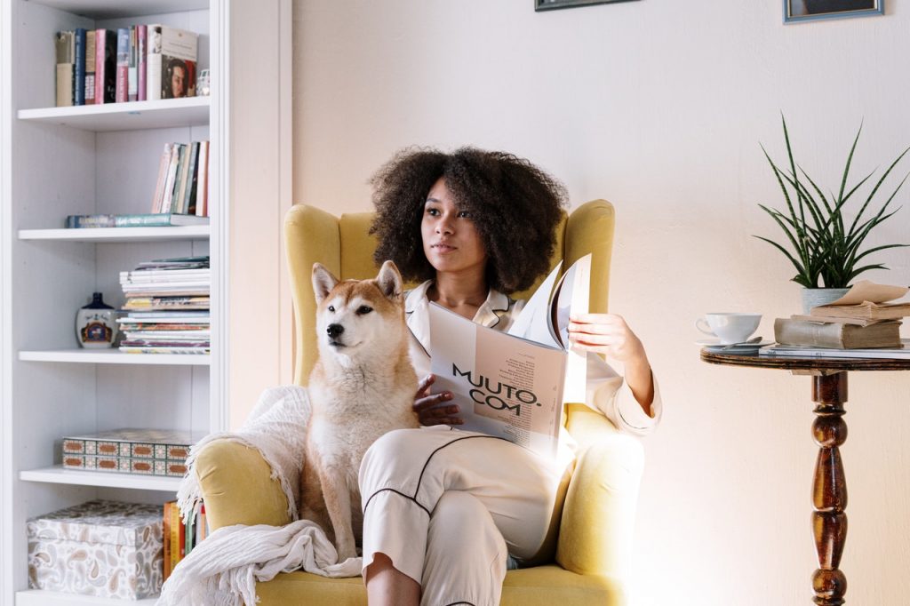 femme assise avec son chien dans un fauteuil