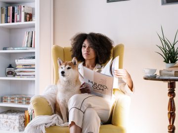 femme assise avec son chien dans un fauteuil