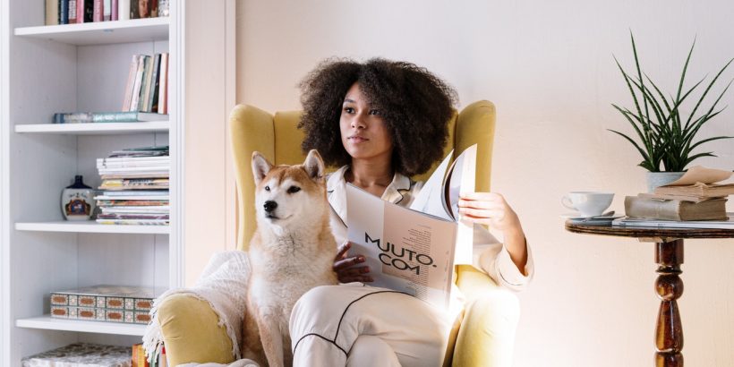 femme assise avec son chien dans un fauteuil