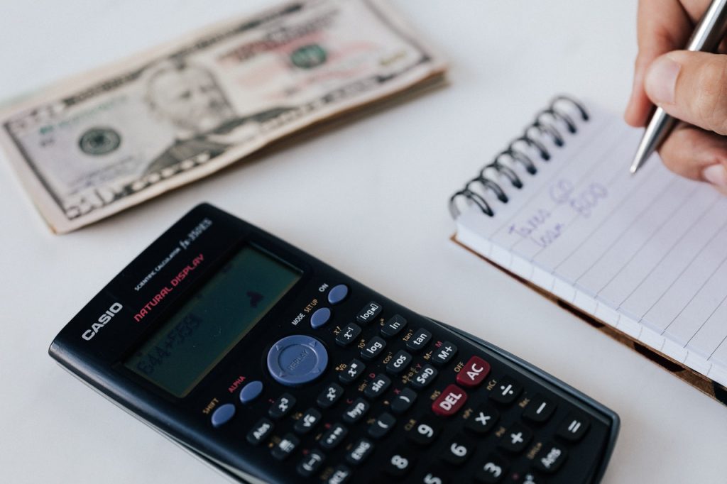 calculatrice posée à côté d'un carnet