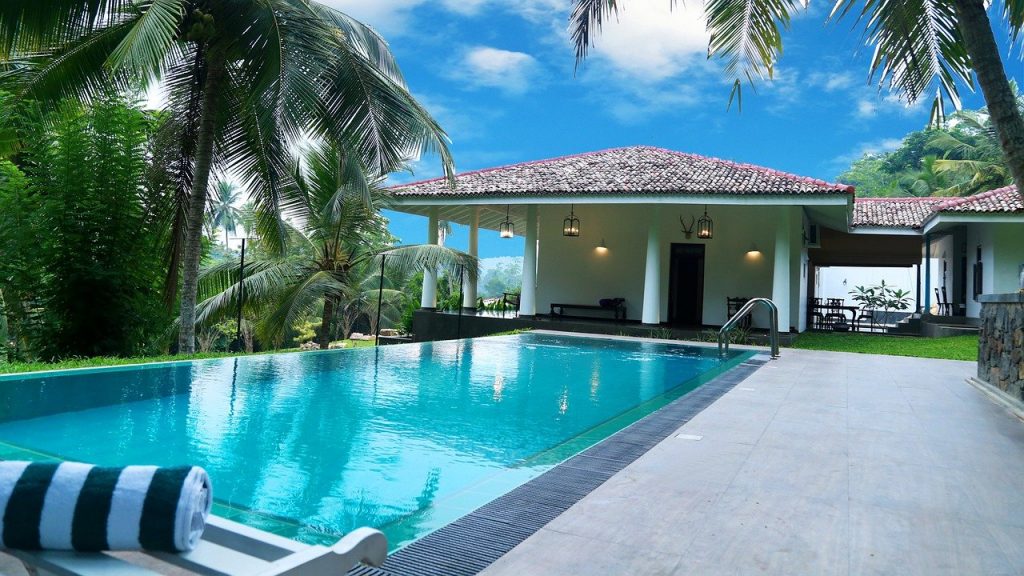 piscine avec maison en fond 