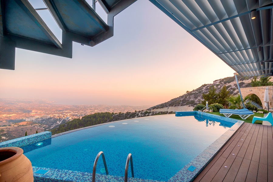 piscine avec couchée de soleil