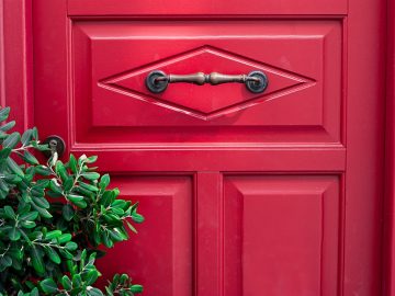 porte d'entrée peinte en rouge