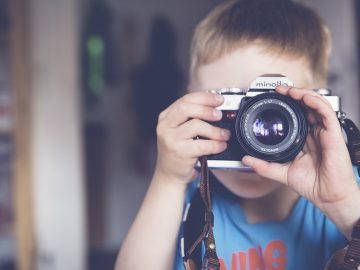 enfant avec un appareil photo numérique réflex