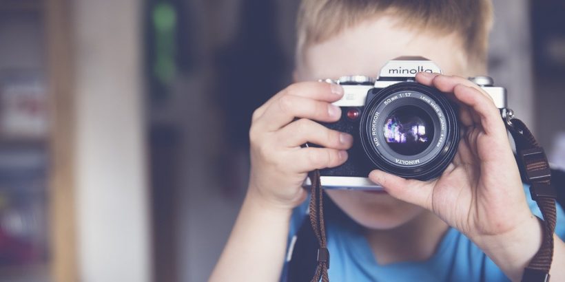 enfant avec un appareil photo numérique réflex