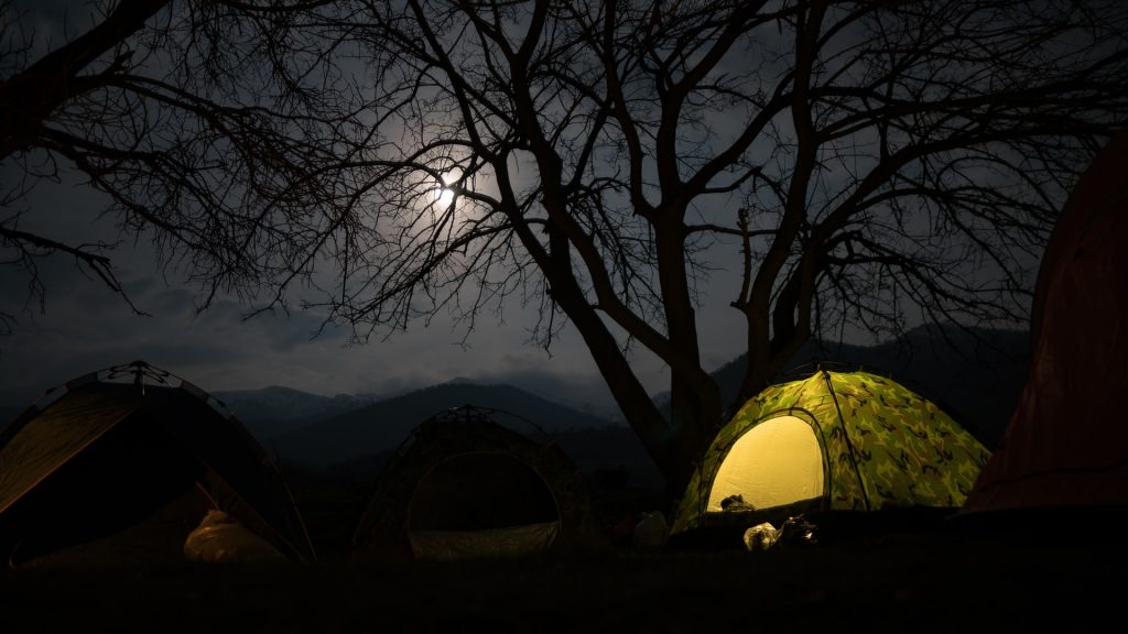 tente de camping dans la nuit