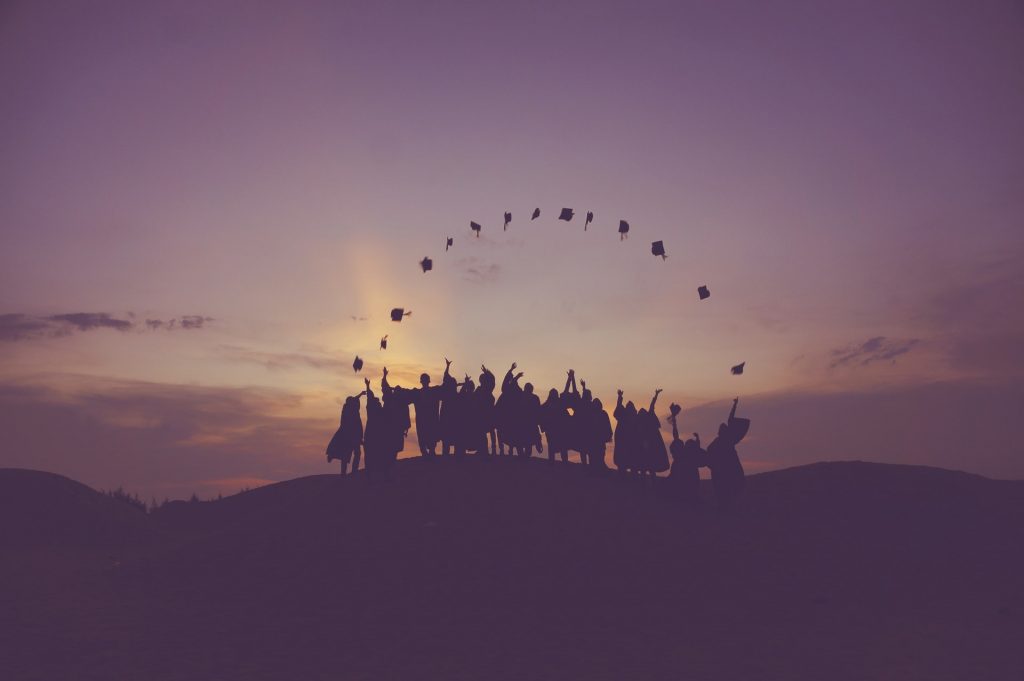 personnes diplômées jettent le couvre chef  