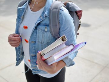 femme allant à l'école