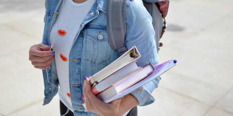 femme allant à l'école