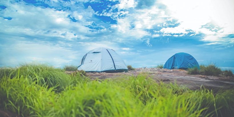 tentes dans une prairie