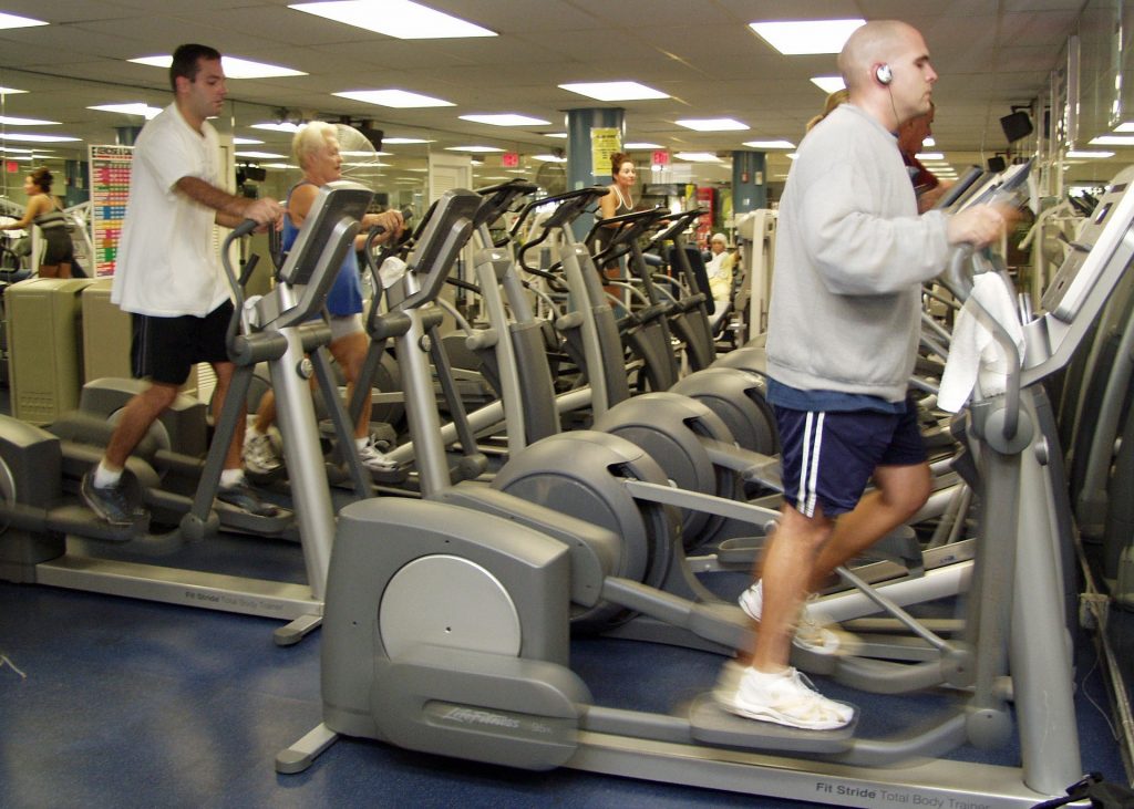 Woman Doing Jambes Exercice Sur Machine Steppers D'escalier, Dans Une Salle  De Sport