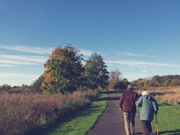 senior marchant dans la campagne