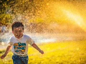 enfant 2 an sous un jet d'eau