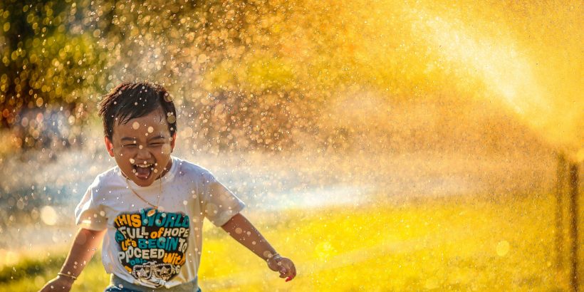 enfant 2 an sous un jet d'eau